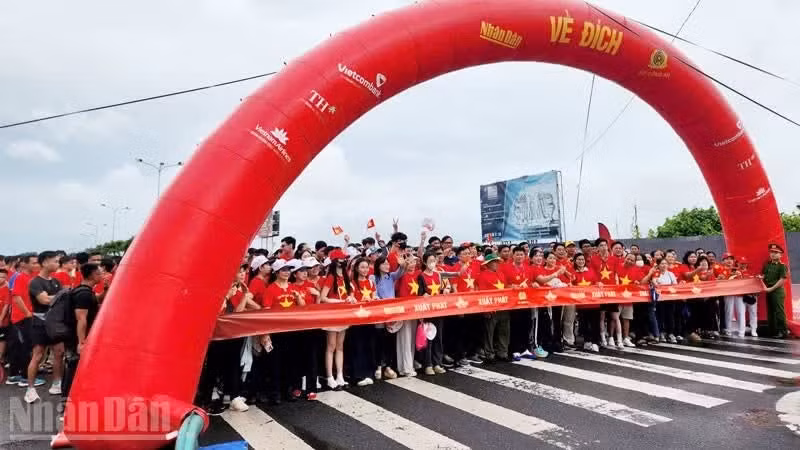 Le programme de marche « Avançons ensemble avec le Vietnam » organisé en 2025 dans la province d’An Giang. (Photo : QUOC TRINH)