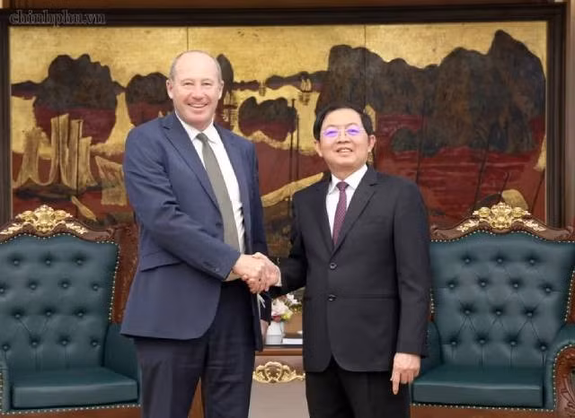 Le vice-Premier ministre Ho Quoc Dung (droite) et Mark Armstrong, directeur commercial du groupe français Pasqal pour l’Europe, le Moyen-Orient, l’Afrique et l’Asie-Pacifique. Photo: chinhphu.vn