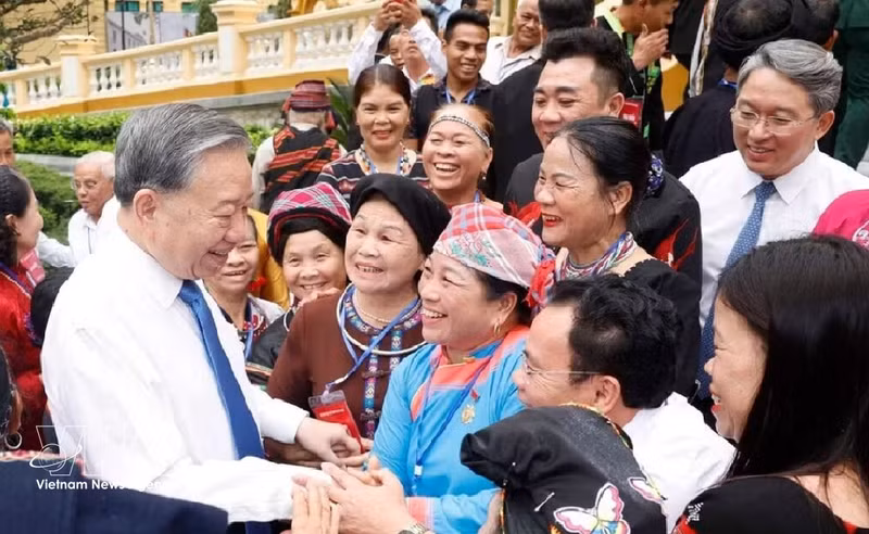 Le secrétaire général du parti et président To Lam avec les anciens chefs de village, responsables de hameaux, artisans et personnalités influentes exemplaires à l’échelle nationale. Photo : VNA.