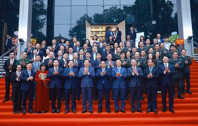 Le Premier ministre Pham Minh Chinh et les délégués participant à la Conférence nationale dressant le bilan des travaux du secteur de la Justice en 2025. Photo: VNA