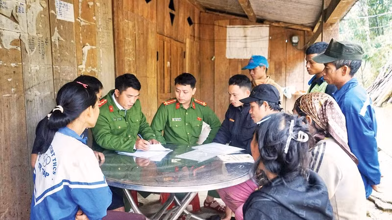 La police de la commune de Tra Tap, ville de Da Nang, vérifie la liste des électeurs et mène en même temps des actions de sensibilisation auprès de la population sur la journée du scrutin. Photo : nhandan.vn