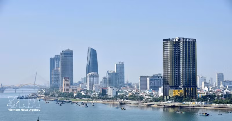 De nombreuses entreprises privées investissent dans les secteurs des services et de l'immobilier à Da Nang. Photo : VNA.