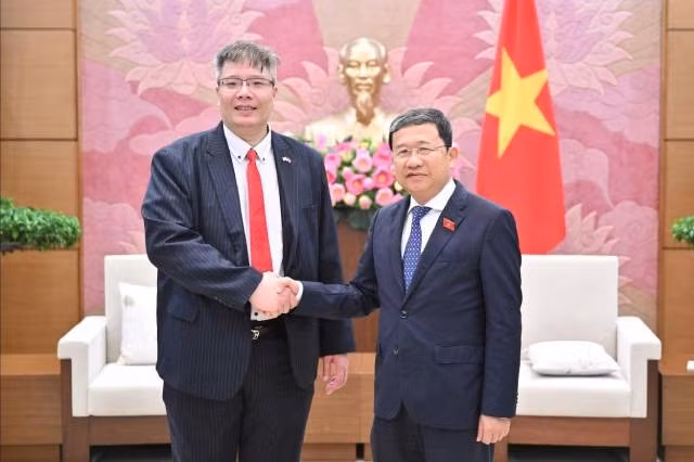 pho-bi-thu-dang-uy-quoc-hoi-vu-hai-ha-tiep-chu-tich-hiep-hoi-doanh-nhan-va-dau-tu-viet-nam-han-quoc-tran-hai-linh.jpg