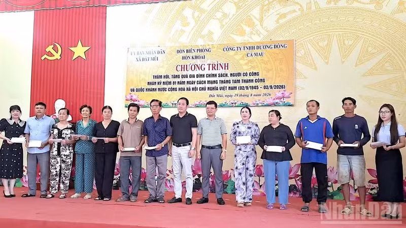 Des représentants des autorités de la commune de Dat Mui et d’une entreprise remettent des cadeaux aux familles ayant rendu des services à la nation, dans l’après-midi du 19 août. Photo : nhandan.vn