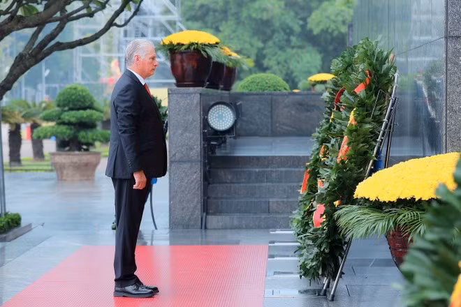 Le premier secrétaire du Comité central du Parti communiste de Cuba et président cubain Miguel Díaz-Canel Bermúdez rend hommage au Président Hô Chi Minh. Photo : VNA.