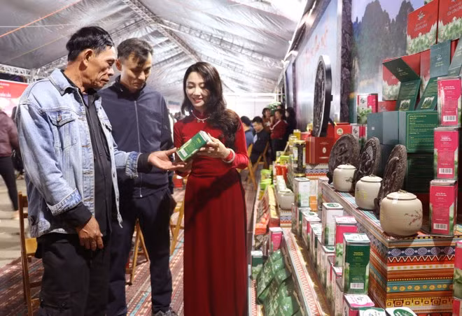 Des visiteurs présents à la foire. Photo: VNA