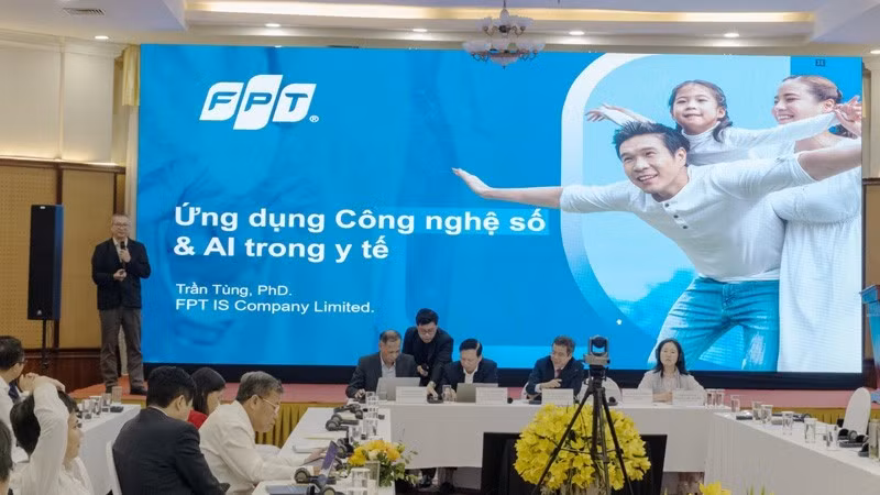 Le représentant du groupe FPT a partagé des informations sur l’application de l’intelligence artificielle dans les soins de santé lors du séminaire. Photo : nhandan.vn