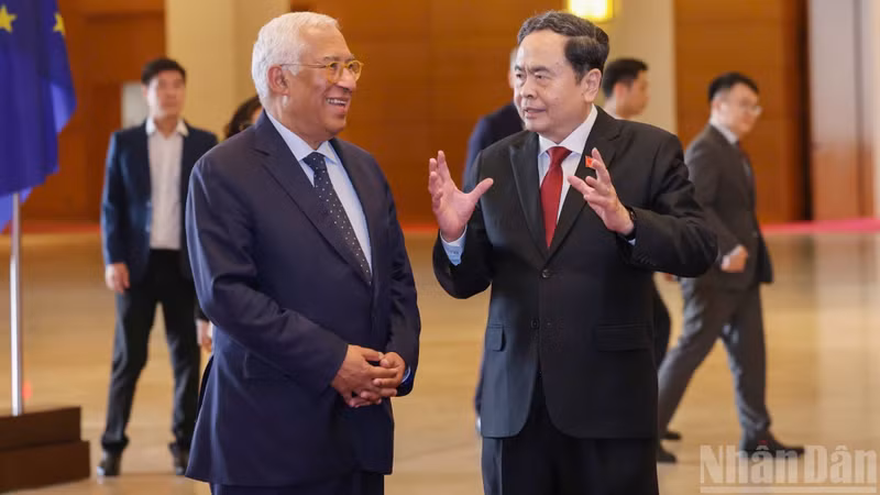 Le président de l’Assemblée nationale Tran Thanh Man reçoit en audience le président du Conseil européen Antonio Costa. Photo : nhandan.vn