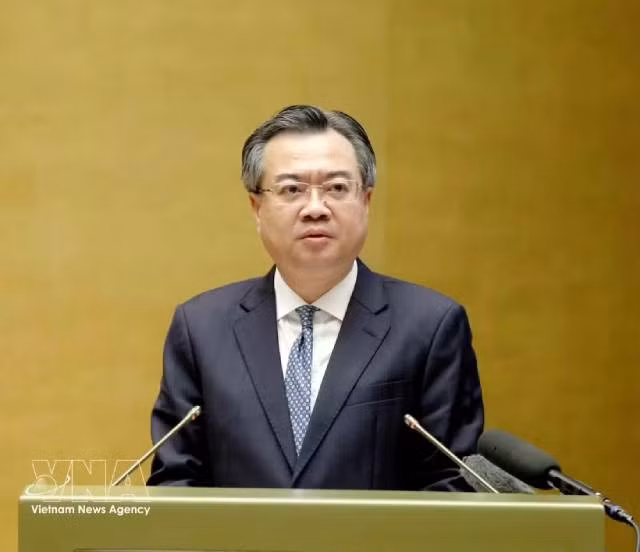 Nguyên Thanh Nghi, membre du Bureau politique, secrétaire du Comité central du Parti et chef de la Commission centrale des politiques et stratégies, s'exprime lors de la conférence. Photo : VNA. 