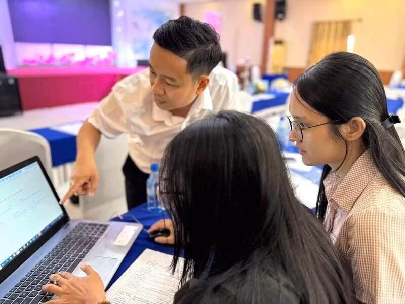 Les cadres du Département du commerce électronique et de l’économie numérique accompagnent directement, pas à pas, les vendeurs en ligne dans les localités. Photo: congthuong.vn