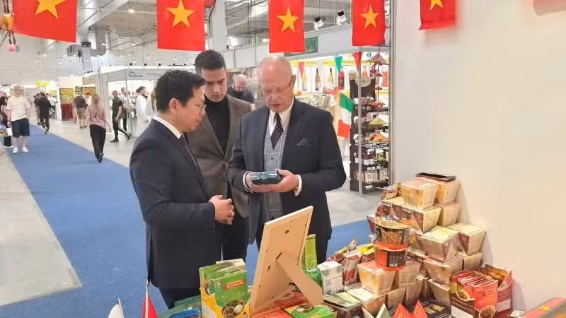 L’ambassadeur Hà Hoang Hai présente des produits vietnamiens à Tomasz Szypuła, président de Ptak Warsaw Expo. (Photo fournie par l’Ambassade du Vietnam en Pologne)