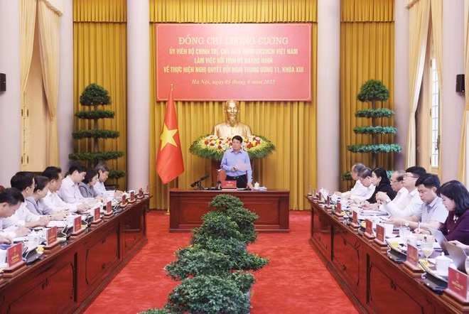 Le président vietnamien Luong Cuong travaille, ce mercredi 5 juin, avec le Comité du Parti de la province de Quang Ninh. Photo : VNA.