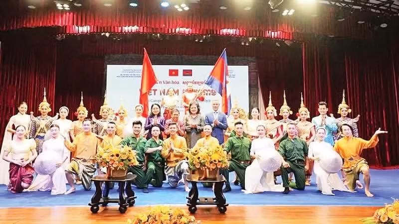 Des artistes se produisent lors de la Semaine culturelle du Vietnam au Cambodge en 2026. (Photo : ministère vietnamien de la Culture, des Sports et du Tourisme)