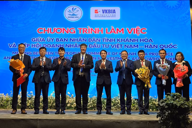bi-thu-tinh-uy-nghiem-xuan-thanh-pct-thuong-truc-ubnd-tinh-khanh-hoa-le-huu-hoang-va-ts-tran-hai-linh-trao-tang-hoa-den-cac-don-vi-ky-ket-hop-tac-mou-1.jpg