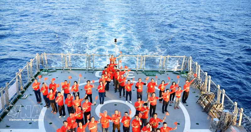 Plus de 60 Vietnamiens de l'étranger, originaires de 24 pays et territoires du monde entier, rendent visite aux militaires et à la population de Truong Sa et de la plateforme DK1 du 18 au 26 avril 2025. Photo : VNA.