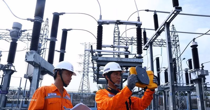 Des agents de PC Tay Ninh inspectent le système électrique de la sous-station 110 kV de Can Giuoc. Photo: VNA 