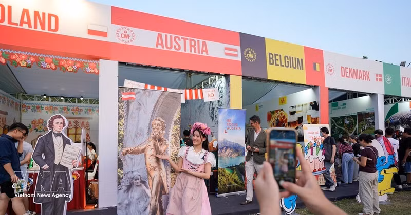 Visiteurs au 2e Festival mondial des cultures à Hanoï. Photo: VNA 