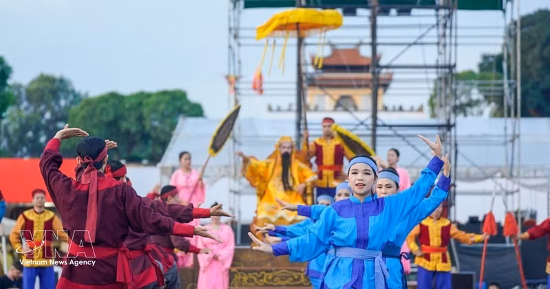 Des spectacles d'art traditionnel vietnamien sont présentés dans l'espace du festival. Photo : VNA.