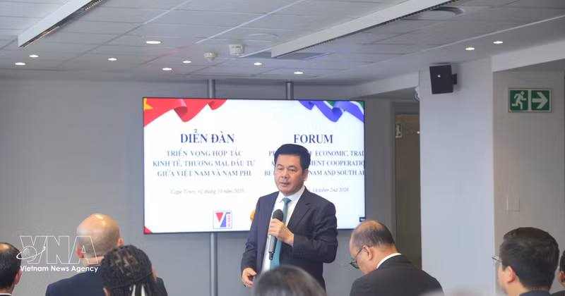 Le vice-président de l'Assemblée nationale, Nguyen Hong Dien, répond aux questions des entreprises sud-africaines. Photo: VNA.