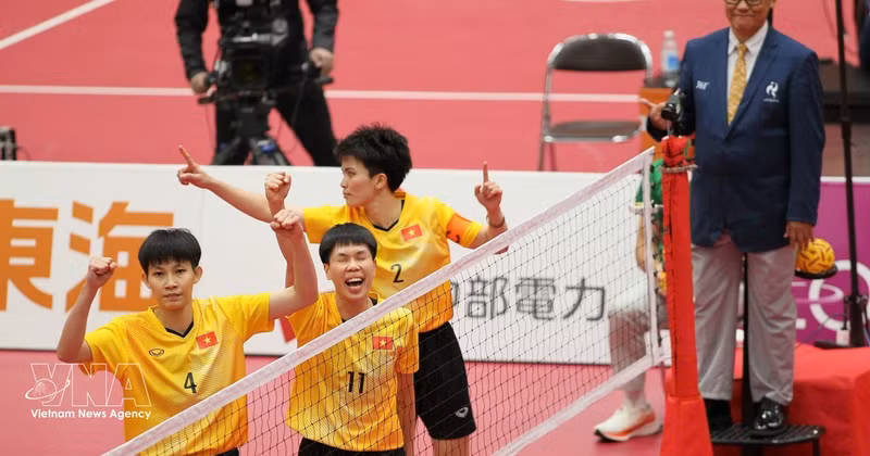 Les joueuses de l’équipe féminine vietnamienne de sepak takraw exultent après leur victoire finale. Photo : VNA.