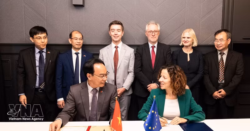 Le ministre vietnamien de l’Éducation et de la Formation, Hoàng Minh Son, et la vice-présidente exécutive de la Commission européenne chargée des Droits sociaux et des Compétences, des Emplois de qualité et de la Préparation, Roxana Mînzatu, signent la lettre d’intention sur l’éducation et la formation entre le Vietnam et l’UE. Photo : VNA 