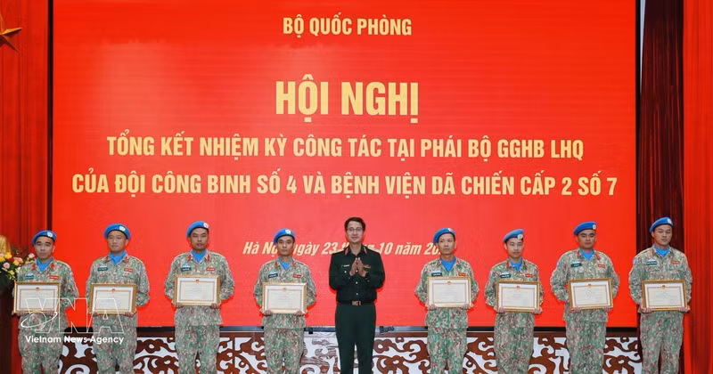 Le général de brigade Pham Manh Thang, directeur du Département vietnamien du maintien de la paix, remet des certificats de l'état-major à des groupes et à des individus. Photo : VNA.