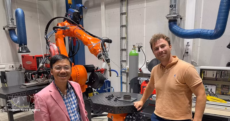 Le professeur associé Vu Viet Hung (à gauche) visite un espace d’impression 3D robotisée. Photo : VNA.