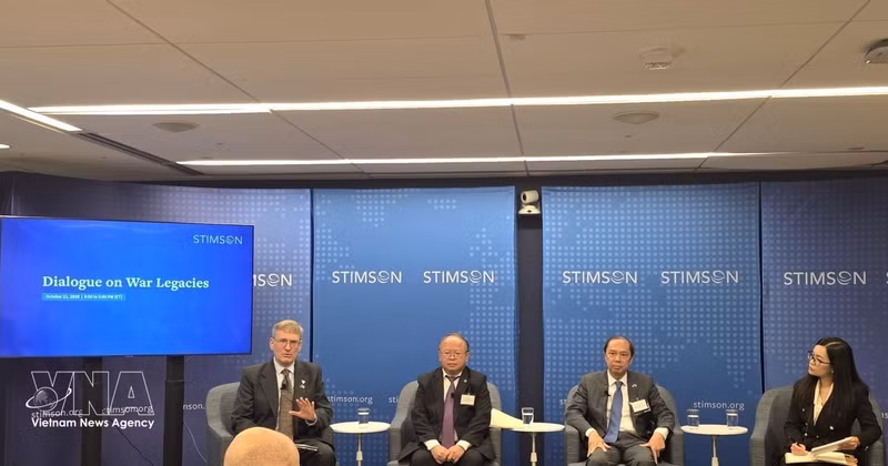 L’ambassadeur du Vietnam aux États-Unis, Nguyen Quoc Dung (2e de droite) au dialogue sur l’héritage de la guerre en Asie du Sud-Est, organisé le 21 octobre à Washington. Photo : VNA.