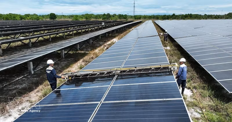 Nettoyage des panneaux solaires à la centrale solaire de Gio Thành, province de Quang Tri. Photo : VNA.