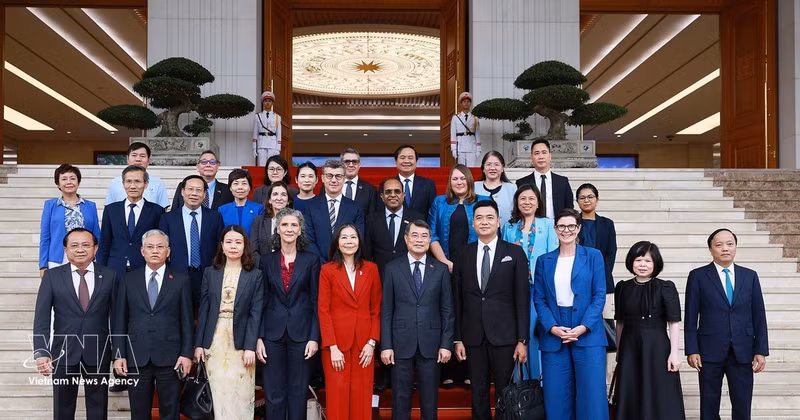 Le Premier ministre Le Minh Hung et les délégués. Photo : VNA.