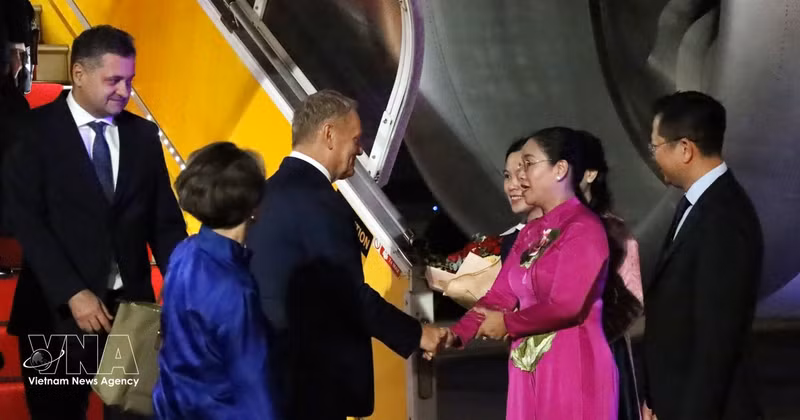 La vice-présidente du Comité populaire de Da Nang, Nguyen Thi Anh Thi, accueille le Premier ministre polonais Donald Tusk à l’aéroport international de Da Nang. Photo : VNA.