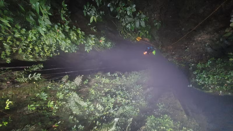 L’équipe d’exploration a dû descendre en rappel depuis l’ouverture d’un gouffre d’environ 350 mètres de profondeur pour accéder à l’intérieur de la grotte.