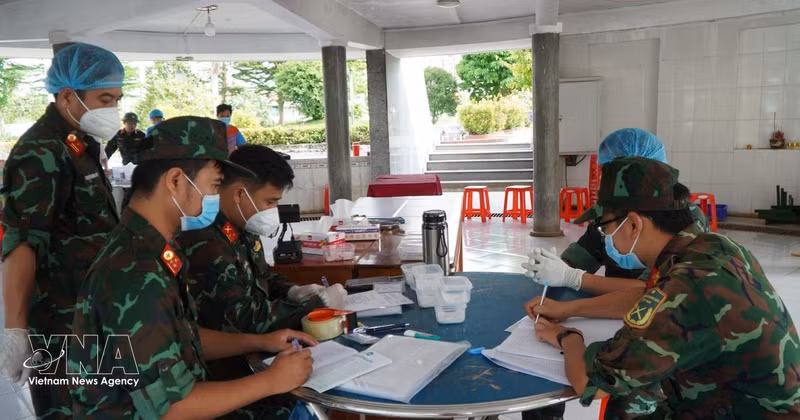Les autorités de la province de Dông Thap procèdent à l’enregistrement des informations relatives aux tombes et aux échantillons des dépouilles de martyrs, en vue de la numérisation des données. Photo : VNA.