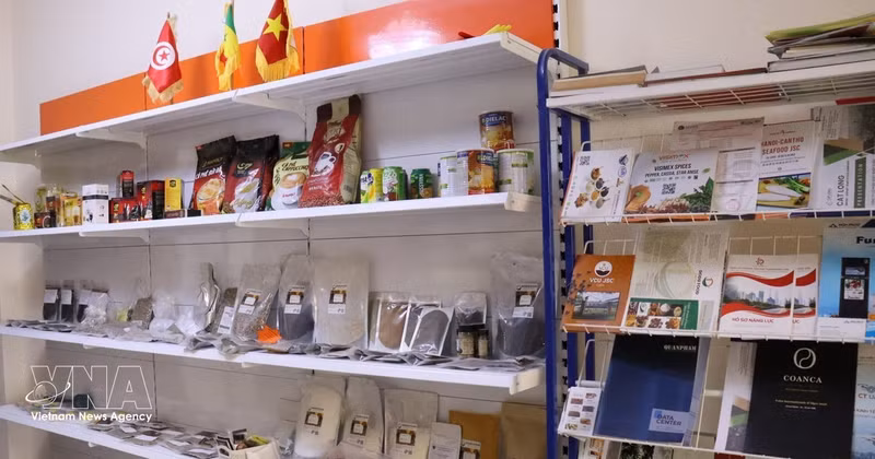 Présentation de quelques produits d'exportation vietnamiens aux entreprises algériennes. Photo: VNA 