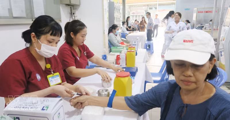 Des habitants passent un bilan de santé au poste de santé du quartier de Cho Lon. Photo : VNA.