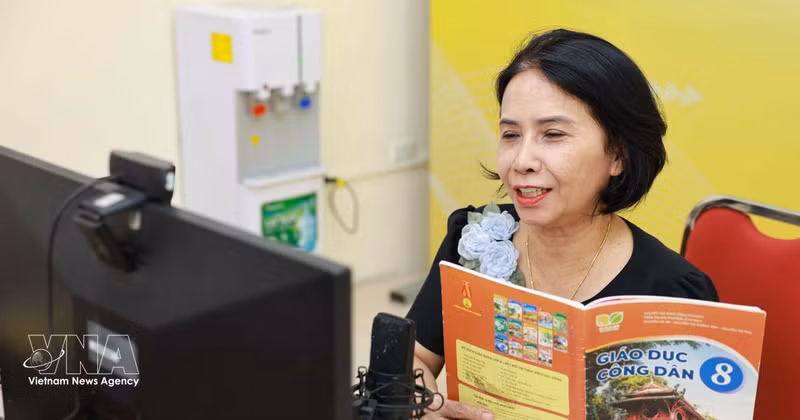 Les Éditions de l'éducation du Vietnam initient les enseignants à l’usage de l’ensemble unifié de manuels scolaires. Photo : VNA.