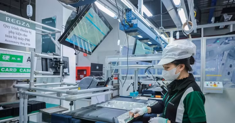Système de bras robotisés et équipements modernes sur la chaîne de production de téléviseurs de la société Regza Electronics Vietnam (SARL). Photo : VNA Zalo Facebook Twitter Impression Copy link