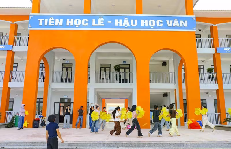 L’École primaire et secondaire pour élèves issus des minorités ethniques de la commune de Thanh Nưa se distingue par ses bâtiments disposés autour de la cour centrale. Photo : VNA.