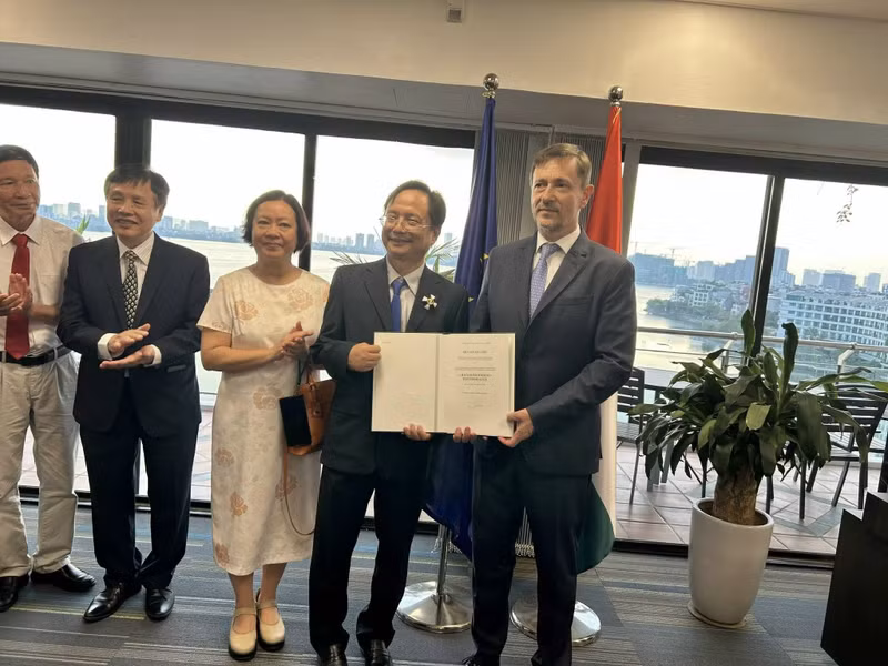 L’ambassadeur extraordinaire et plénipotentiaire de Hongrie au Vietnam, Tibor Baloghdi, a remis au Professeur Vu Hoang Linh l’Ordre du Mérite de Hongrie, grade de la Croix d’Officier. (Photo : Association d’amitié Vietnam–Hongrie)