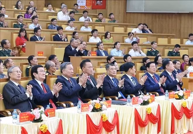 Le secrétaire général du Parti, To Lam (3e, de gauche à droite), des dirigeants et anciens dirigeants du Parti et de l'État assistent à la cérémonie. Photo : VNA.
