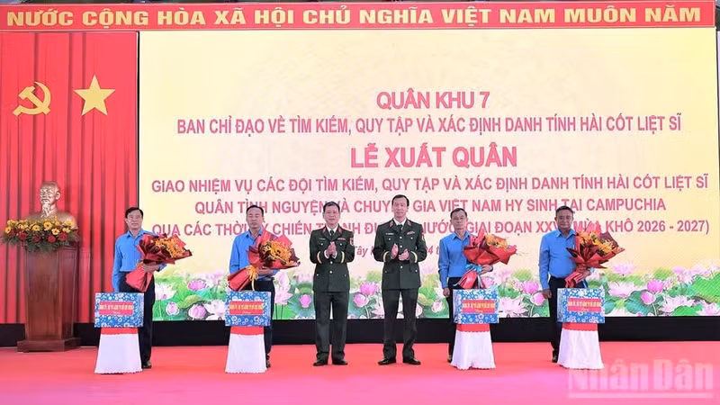 Le lieutenant-général Le Xuan The et le général de division Tran Chi Tam remettent des cadeaux aux équipes K lors de la cérémonie de départ.