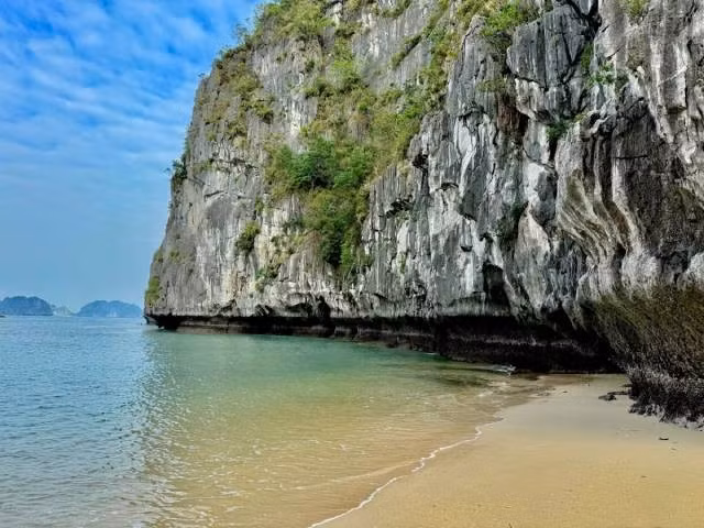 Une plage discrète et sauvage dans la baie de Bái Tử Long, avec des eaux limpides et paisibles à couper le souffle. Photo : VOV.