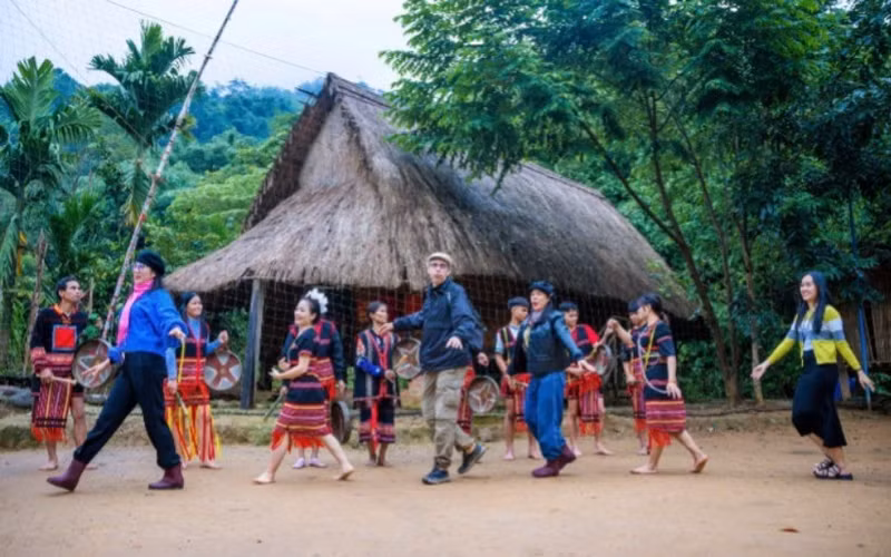 Les visiteurs découvrent le tourisme communautaire au village de Cheng Tong, hameau 1, commune de Tra Cang, district de Nam Tra My. Photo: nhandan.vn