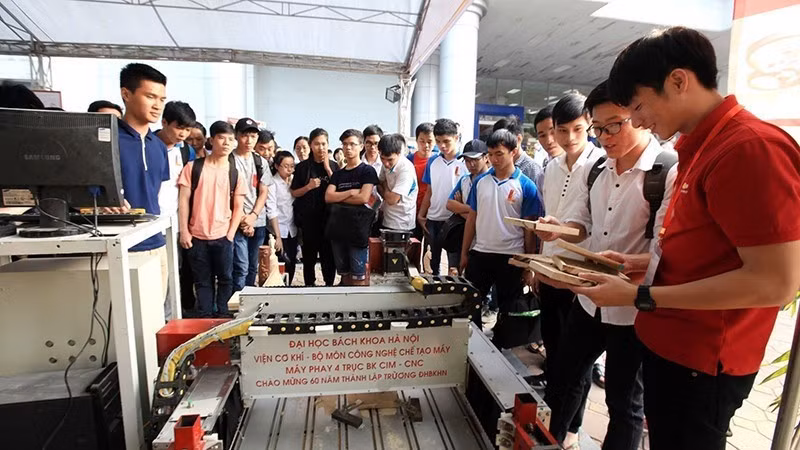 Le produit Machine de fraisage à 4 axes BK CIM - CNC, conçu par l’Institut de Mécanique, Département de Technologie de fabrication mécanique de l’Université Polytechnique de Hanoï, est exposé à l’Exposition des réalisations scientifiques et technologiques organisée à l’occasion de l’anniversaire de la fondation de l’université. Photo : VNA
