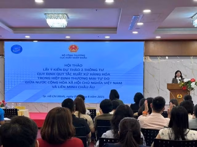 Séminaire de consultation sur le projet de deux circulaires fixant les règles d’origine des marchandises. Photo: congthuong.vn
