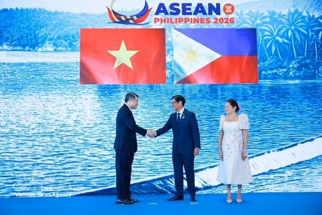 Le président philippin Ferdinand Romualdez Marcos Jr., président de l’ASEAN pour l’année 2026, accueille le Premier ministre vietnamien Le Minh Hung (gauche), à l’occasion du 48e Sommet de l’ASEAN. Photo : VNA. 