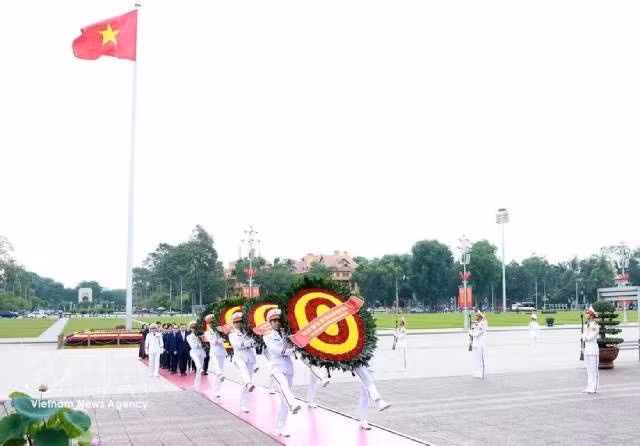 Délégation de dirigeants du Comité central du Parti, de l’État, de l’Assemblée nationale et du gouvernement au mausolée du Président Hô Chi Minh. Photo : VNA