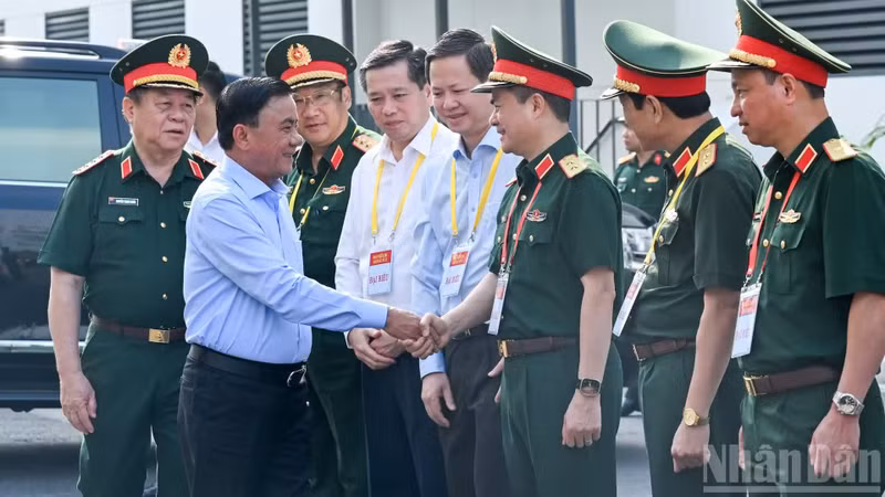M. Tran Cam Tu, membre du Bureau politique et permanent du Secrétariat du Comité central (CC) du Parti communiste du Vietnam et chef de la délégation d’inspection et de supervision, a présidé la réunion. (Photo : DUY LINH) ​