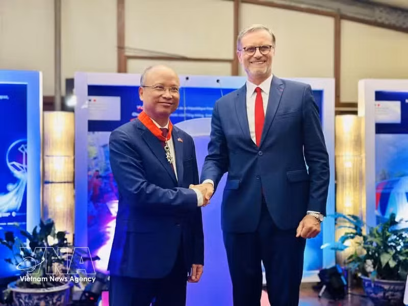L’ancien ambassadeur du Vietnam en France Dinh Toan Thang (gauche) et l’ambassadeur de France au Vietnam, Olivier Brochet. Photo : VNA.