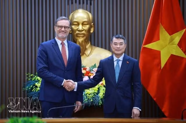 Le Premier ministre Le Minh Hung (droite) et l’ambassadeur de France au Vietnam Olivier Brochet. Photo : VNA. 